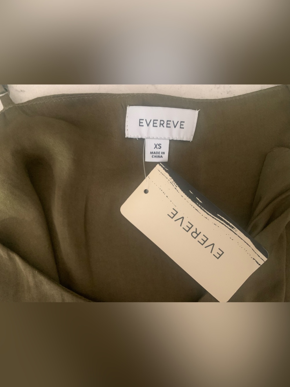 Evereve Kyle V-Neck Cami Olivecapers NWT - XS - Picture 3 of 9